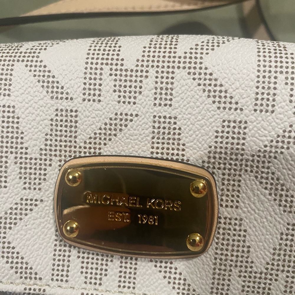 Michael Kors small purse - Picture 7 of 10